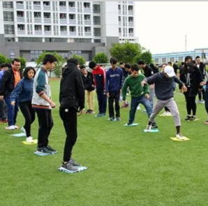 公司团建活动趣味项目--搭桥过河